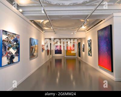 Diese Ausstellung vereint eine vielseitige Auswahl an Kunstwerken sowohl aufstrebender als auch etablierter zeitgenössischer Künstler aus China - Yao Jui-Chung, Pan Jian, He Sen, Cynthia Sah, Chen Che, Le Guo, Wang Ziling und Gao Xintong. Die Künstler, die über verschiedene Generationen, von den 1950er bis in die 1990er Jahre, und in verschiedenen Ländern leben, vermischen persönliche und kollektive Erinnerungen, um diese alte Bildsprache durch neue Formen und Konzepte neu zu interpretieren. Die vorgestellten Kunstwerke reichen von der Figuration bis zur Abstraktion, einschließlich verschiedener Medientypen. Stockfoto