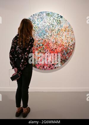 Diese Ausstellung vereint eine vielseitige Auswahl an Kunstwerken sowohl aufstrebender als auch etablierter zeitgenössischer Künstler aus China - Yao Jui-Chung, Pan Jian, He Sen, Cynthia Sah, Chen Che, Le Guo, Wang Ziling und Gao Xintong. Die Künstler, die über verschiedene Generationen, von den 1950er bis in die 1990er Jahre, und in verschiedenen Ländern leben, vermischen persönliche und kollektive Erinnerungen, um diese alte Bildsprache durch neue Formen und Konzepte neu zu interpretieren. Die vorgestellten Kunstwerke reichen von der Figuration bis zur Abstraktion, einschließlich verschiedener Medientypen. Stockfoto