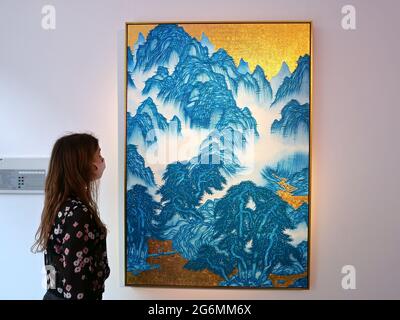 Diese Ausstellung vereint eine vielseitige Auswahl an Kunstwerken sowohl aufstrebender als auch etablierter zeitgenössischer Künstler aus China - Yao Jui-Chung, Pan Jian, He Sen, Cynthia Sah, Chen Che, Le Guo, Wang Ziling und Gao Xintong. Die Künstler, die über verschiedene Generationen, von den 1950er bis in die 1990er Jahre, und in verschiedenen Ländern leben, vermischen persönliche und kollektive Erinnerungen, um diese alte Bildsprache durch neue Formen und Konzepte neu zu interpretieren. Die vorgestellten Kunstwerke reichen von der Figuration bis zur Abstraktion, einschließlich verschiedener Medientypen. Stockfoto