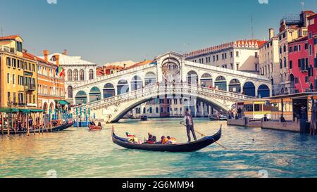 Gondel auf dem Grand Canal in der Nähe der Rialtobrücke in Venedig, Italien Stockfoto