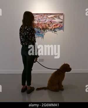 Diese Ausstellung vereint eine vielseitige Auswahl an Kunstwerken sowohl aufstrebender als auch etablierter zeitgenössischer Künstler aus China - Yao Jui-Chung, Pan Jian, He Sen, Cynthia Sah, Chen Che, Le Guo, Wang Ziling und Gao Xintong. Die Künstler, die über verschiedene Generationen, von den 1950er bis in die 1990er Jahre, und in verschiedenen Ländern leben, vermischen persönliche und kollektive Erinnerungen, um diese alte Bildsprache durch neue Formen und Konzepte neu zu interpretieren. Die vorgestellten Kunstwerke reichen von der Figuration bis zur Abstraktion, einschließlich verschiedener Medientypen. Stockfoto