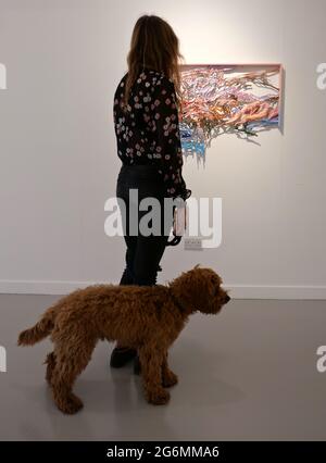 Diese Ausstellung vereint eine vielseitige Auswahl an Kunstwerken sowohl aufstrebender als auch etablierter zeitgenössischer Künstler aus China - Yao Jui-Chung, Pan Jian, He Sen, Cynthia Sah, Chen Che, Le Guo, Wang Ziling und Gao Xintong. Die Künstler, die über verschiedene Generationen, von den 1950er bis in die 1990er Jahre, und in verschiedenen Ländern leben, vermischen persönliche und kollektive Erinnerungen, um diese alte Bildsprache durch neue Formen und Konzepte neu zu interpretieren. Die vorgestellten Kunstwerke reichen von der Figuration bis zur Abstraktion, einschließlich verschiedener Medientypen. Stockfoto