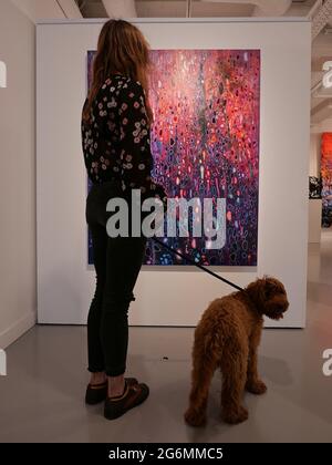 Diese Ausstellung vereint eine vielseitige Auswahl an Kunstwerken sowohl aufstrebender als auch etablierter zeitgenössischer Künstler aus China - Yao Jui-Chung, Pan Jian, He Sen, Cynthia Sah, Chen Che, Le Guo, Wang Ziling und Gao Xintong. Die Künstler, die über verschiedene Generationen, von den 1950er bis in die 1990er Jahre, und in verschiedenen Ländern leben, vermischen persönliche und kollektive Erinnerungen, um diese alte Bildsprache durch neue Formen und Konzepte neu zu interpretieren. Die vorgestellten Kunstwerke reichen von der Figuration bis zur Abstraktion, einschließlich verschiedener Medientypen. Stockfoto
