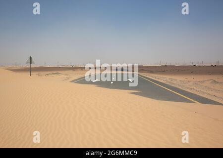 Sand bedeckt die Straße in Dubai, VAE. Stockfoto