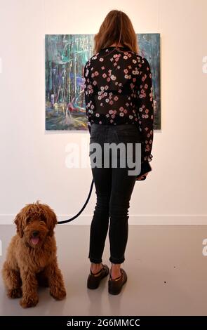 Diese Ausstellung vereint eine vielseitige Auswahl an Kunstwerken sowohl aufstrebender als auch etablierter zeitgenössischer Künstler aus China - Yao Jui-Chung, Pan Jian, He Sen, Cynthia Sah, Chen Che, Le Guo, Wang Ziling und Gao Xintong. Die Künstler, die über verschiedene Generationen, von den 1950er bis in die 1990er Jahre, und in verschiedenen Ländern leben, vermischen persönliche und kollektive Erinnerungen, um diese alte Bildsprache durch neue Formen und Konzepte neu zu interpretieren. Die vorgestellten Kunstwerke reichen von der Figuration bis zur Abstraktion, einschließlich verschiedener Medientypen. Stockfoto