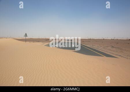 Sand bedeckt die Straße in Dubai, VAE. Stockfoto