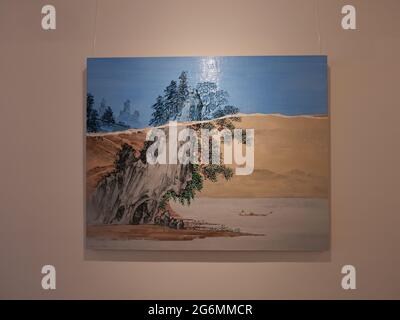 Diese Ausstellung vereint eine vielseitige Auswahl an Kunstwerken sowohl aufstrebender als auch etablierter zeitgenössischer Künstler aus China - Yao Jui-Chung, Pan Jian, He Sen, Cynthia Sah, Chen Che, Le Guo, Wang Ziling und Gao Xintong. Die Künstler, die über verschiedene Generationen, von den 1950er bis in die 1990er Jahre, und in verschiedenen Ländern leben, vermischen persönliche und kollektive Erinnerungen, um diese alte Bildsprache durch neue Formen und Konzepte neu zu interpretieren. Die vorgestellten Kunstwerke reichen von der Figuration bis zur Abstraktion, einschließlich verschiedener Medientypen. Stockfoto