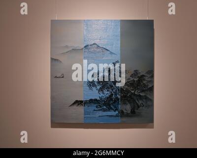 Diese Ausstellung vereint eine vielseitige Auswahl an Kunstwerken sowohl aufstrebender als auch etablierter zeitgenössischer Künstler aus China - Yao Jui-Chung, Pan Jian, He Sen, Cynthia Sah, Chen Che, Le Guo, Wang Ziling und Gao Xintong. Die Künstler, die über verschiedene Generationen, von den 1950er bis in die 1990er Jahre, und in verschiedenen Ländern leben, vermischen persönliche und kollektive Erinnerungen, um diese alte Bildsprache durch neue Formen und Konzepte neu zu interpretieren. Die vorgestellten Kunstwerke reichen von der Figuration bis zur Abstraktion, einschließlich verschiedener Medientypen. Stockfoto