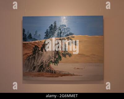 Diese Ausstellung vereint eine vielseitige Auswahl an Kunstwerken sowohl aufstrebender als auch etablierter zeitgenössischer Künstler aus China - Yao Jui-Chung, Pan Jian, He Sen, Cynthia Sah, Chen Che, Le Guo, Wang Ziling und Gao Xintong. Die Künstler, die über verschiedene Generationen, von den 1950er bis in die 1990er Jahre, und in verschiedenen Ländern leben, vermischen persönliche und kollektive Erinnerungen, um diese alte Bildsprache durch neue Formen und Konzepte neu zu interpretieren. Die vorgestellten Kunstwerke reichen von der Figuration bis zur Abstraktion, einschließlich verschiedener Medientypen. Stockfoto