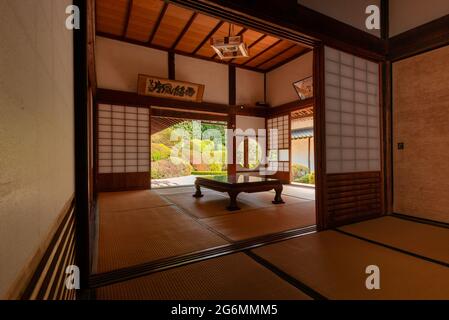 Japan, Takahashi, Raikyuji-Tempel, Garten, Präfektur Okayama.Innenräume eines traditionellen japanischen Hauses Stockfoto