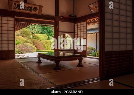 Japan, Takahashi, Raikyuji-Tempel, Garten, Präfektur Okayama.Innenräume eines traditionellen japanischen Hauses Stockfoto