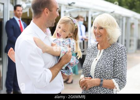 Die Herzogin von Cornwall, Präsident von Wine GB, mit dem Eigentümer von Llanerch Vineyard, Ryan Davies , während eines Besuchs zum 10. Jahrestag des Llanerch Vineyard in Pontyclun, im Rahmen einer einwöchigen Tour durch Wales für die Wales Week. Bilddatum: Mittwoch, 7. Juli 2021. Stockfoto