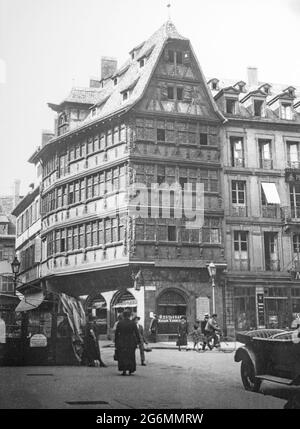 Altes Schwarzweiß-Foto aus dem frühen 20. Jahrhundert, aufgenommen in Straßburg, Frankreich. Das Bild zeigt Gebäude und Menschen aus der Zeit. Stockfoto