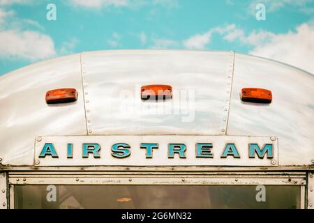 Den Bosch, Niederlande - 12. Mai 2019: Heck eines Airstream Aluminium-Camper-Anhängers in Den Bosch, Niederlande Stockfoto