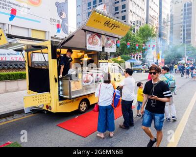Seoul, Südkorea - 17. Juni 2017: Am Fast-Food-Kiosk in Seoul stehen Menschen Schlange. Stockfoto