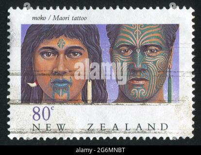 NEUSEELAND - UM 1990: Stempel gedruckt von Neuseeland, zeigt Maori-Tattoo, um 1990 Stockfoto