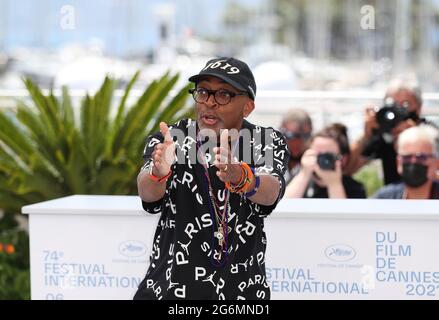 Cannes, Frankreich. Juli 2021. Die US-Filmemacherin Spike Lee posiert während der Fotozelle beim 74. Internationalen Filmfestival von Cannes in Cannes, Südfrankreich, 6. Juli 2021. Kredit: Gao Jing/Xinhua/Alamy Live Nachrichten Stockfoto