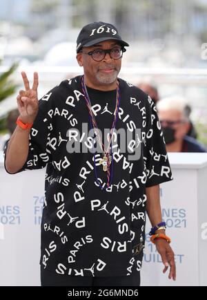 Cannes, Frankreich. Juli 2021. Die US-Filmemacherin Spike Lee posiert während der Fotozelle beim 74. Internationalen Filmfestival von Cannes in Cannes, Südfrankreich, 6. Juli 2021. Kredit: Gao Jing/Xinhua/Alamy Live Nachrichten Stockfoto