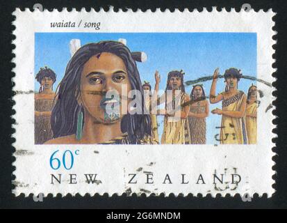 NEUSEELAND - UM 1990: Briefmarke gedruckt von Neuseeland, zeigt Maori-Lied, um 1990 Stockfoto