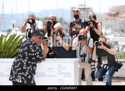 Cannes, Frankreich. Juli 2021. Die US-Filmemacherin Spike Lee posiert während der Fotozelle beim 74. Internationalen Filmfestival von Cannes in Cannes, Südfrankreich, 6. Juli 2021. Kredit: Gao Jing/Xinhua/Alamy Live Nachrichten Stockfoto