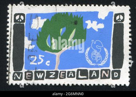 NEUSEELAND - UM 1986: Briefmarke gedruckt von Neuseeland, zeigt Baum, um 1986 Stockfoto