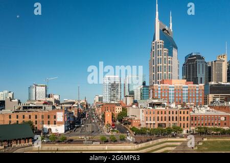 Nashville, Tennessee - 28. Juni 2021: Luftdrohnenaufnahme des Finanzstadtviertels von Nashville mit Fokus auf Broadway Stockfoto