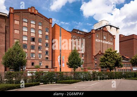 Das MKM Museum Kueppersmühle im Binnenhafen Duisburg, Nordrhein-Westfalen, Deutschland. Es handelt sich um ein ehemaliges Lagergebäude. Das MKM Museum Kueppers Stockfoto