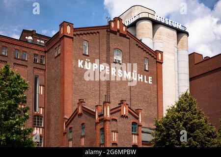 Das MKM Museum Kueppersmühle im Binnenhafen Duisburg, Nordrhein-Westfalen, Deutschland. Es handelt sich um ein ehemaliges Lagergebäude. Das MKM Museum Kueppers Stockfoto