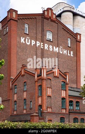 Das MKM Museum Kueppersmühle im Binnenhafen Duisburg, Nordrhein-Westfalen, Deutschland. Es handelt sich um ein ehemaliges Lagergebäude. Das MKM Museum Kueppers Stockfoto