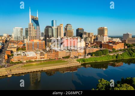 Nashville, Tennessee - 28. Juni 2021: Luftdrohnenaufnahme des Finanzstadtviertels von Nashville und des Cumberland River Stockfoto