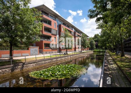 Wohngebäude an der Speichergracht im Binnenhafen Duisburg, Nordrhein-Westfalen, Deutschland. Wohnhäuser an der Speichergracht im Innenhaf Stockfoto