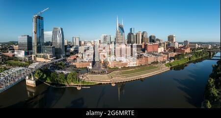 Nashville, Tennessee - 28. Juni 2021: Luftdrohnenaufnahme des Finanzstadtviertels von Nashville und des Cumberland River Stockfoto