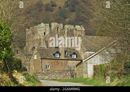 Der Turm des Priorats von Llanthony im Llanthony Valley, Black Mountains an einem sonnigen Märztag Stockfoto