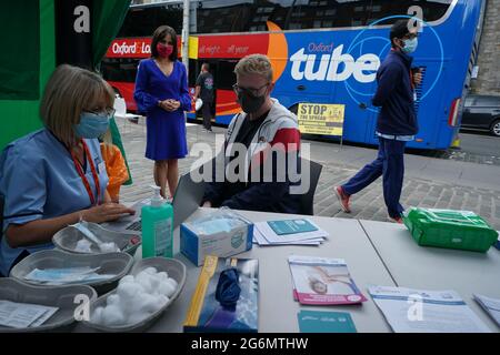 Schottlands stellvertretende Chief Medical Officer Dr. Nicola Steedman beobachtet, wie sich Krankenschwester Susan Pate während eines Besuchs in einem Impfbus des Scottish Ambulance Service und des NHS Lothian auf dem Grassmarket in Edinburgh auf die Verwaltung eines Impfjabs für Maurice Hickman vorbereitet. Bilddatum: Mittwoch, 7. Juli 2021. Stockfoto