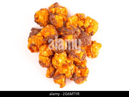 Schokoladen-Erdnussbutter aromatisierter Gourmet-Popcorn auf weißem Hintergrund Stockfoto