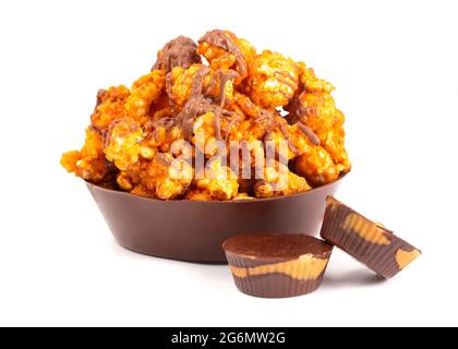 Schokoladen-Erdnussbutter aromatisierter Gourmet-Popcorn auf weißem Hintergrund Stockfoto