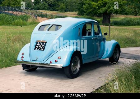 Drei Viertel Rückansicht eines Blue, 1938, Lancia Aprilia, der auf der London Classic Car Show 2021 gezeigt wurde Stockfoto