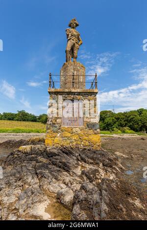 Nelson's Statue auf dem Wales Coast Path entlang der Menai Strait, Anglesey, North Wales Stockfoto