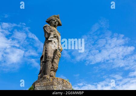 Nelson's Statue auf dem Wales Coast Path entlang der Menai Strait, Anglesey, North Wales Stockfoto