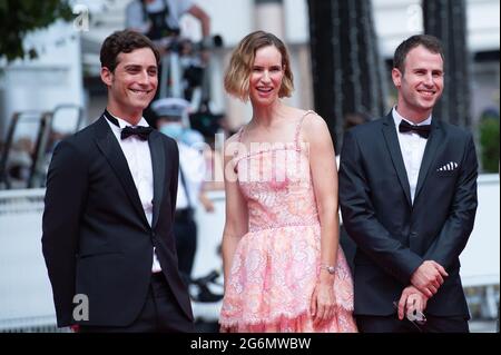 Yonatan Kugler, Yehonatan Vilozny und Naama Preis bei der Premiere von Le Genou d'Ahed im Rahmen der 74. Internationalen Filmfestspiele von Cannes am 07. Juli 2021 in Cannes, Frankreich. Foto von Aurore Marechal/ABACAPRESS.COM Stockfoto