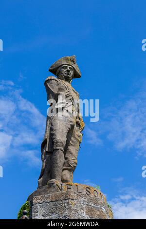 Nelson's Statue auf dem Wales Coast Path entlang der Menai Strait, Anglesey, North Wales Stockfoto