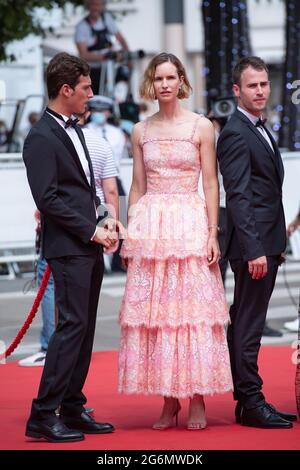 Yonatan Kugler, Yehonatan Vilozny und Naama Preis bei der Premiere von Le Genou d'Ahed im Rahmen der 74. Internationalen Filmfestspiele von Cannes am 07. Juli 2021 in Cannes, Frankreich. Foto von Aurore Marechal/ABACAPRESS.COM Stockfoto