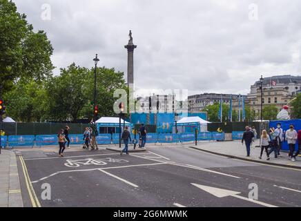 London, Großbritannien. Juli 2021. Vor dem Halbfinale der Fußball-Europameisterschaft 2020 im Wembley-Stadion sind auf dem Trafalgar Square die Straßen für die Fan Zone gesperrt, wo die Spiele gezeigt werden. (Kredit: Vuk Valcic / Alamy Live News) Stockfoto