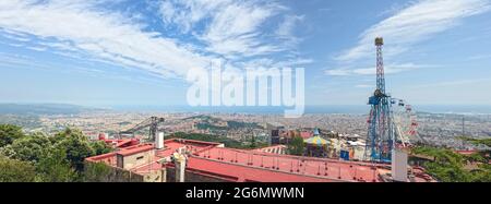 Panoramablick auf die Stadt Barcelona vom Aussichtspunkt über dem Vergnügungspark in der Nähe des Tempels Sagrat Cor auf dem Berg Tibidabo in Richtung Küste, Katalonien, Spanien. Stockfoto