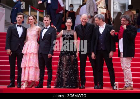 Yehonatan Vilozny, Naama Preis, Yonatan Kugler, Nur Fibak, Nadav Lapid, Avshalom Pollak, Produzentin Judith Lou Levy und Produzentin Yoram Honig bei der Premiere von Le Genou d'Ahed im Rahmen der 74. Internationalen Filmfestspiele von Cannes am 07. Juli 2021 in Cannes, Frankreich. Foto von Aurore Marechal/ABACAPRESS.COM Stockfoto