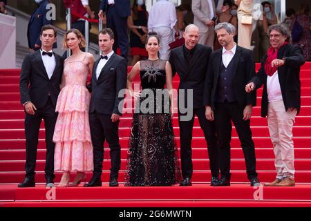 Yehonatan Vilozny, Naama Preis, Yonatan Kugler, Nur Fibak, Nadav Lapid, Avshalom Pollak, Produzentin Judith Lou Levy und Produzentin Yoram Honig bei der Premiere von Le Genou d'Ahed im Rahmen der 74. Internationalen Filmfestspiele von Cannes am 07. Juli 2021 in Cannes, Frankreich. Foto von Aurore Marechal/ABACAPRESS.COM Stockfoto