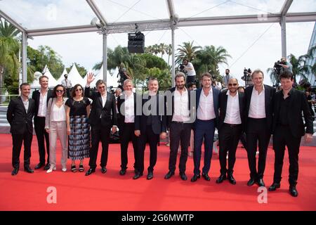 Yehonatan Vilozny, Naama Preis, Yonatan Kugler, Nur Fibak, Nadav Lapid, Avshalom Pollak, Produzentin Judith Lou Levy und Produzentin Yoram Honig bei der Premiere von Le Genou d'Ahed im Rahmen der 74. Internationalen Filmfestspiele von Cannes am 07. Juli 2021 in Cannes, Frankreich. Foto von Aurore Marechal/ABACAPRESS.COM Stockfoto