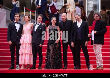 Yehonatan Vilozny, Naama Preis, Yonatan Kugler, Nur Fibak, Nadav Lapid, Avshalom Pollak, Produzentin Judith Lou Levy und Produzentin Yoram Honig bei der Premiere von Le Genou d'Ahed im Rahmen der 74. Internationalen Filmfestspiele von Cannes am 07. Juli 2021 in Cannes, Frankreich. Foto von Aurore Marechal/ABACAPRESS.COM Stockfoto