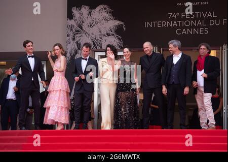 Yehonatan Vilozny, Naama Preis, Yonatan Kugler, Nur Fibak, Nadav Lapid, Avshalom Pollak, Produzentin Judith Lou Levy und Produzentin Yoram Honig bei der Premiere von Le Genou d'Ahed im Rahmen der 74. Internationalen Filmfestspiele von Cannes am 07. Juli 2021 in Cannes, Frankreich. Foto von Aurore Marechal/ABACAPRESS.COM Stockfoto