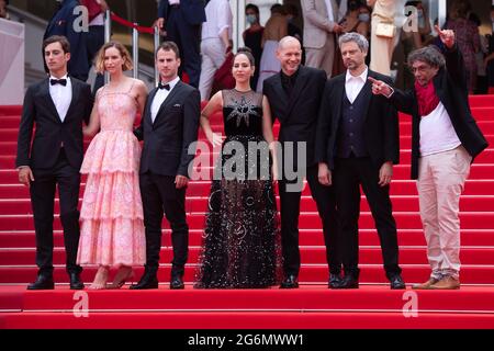 Yehonatan Vilozny, Naama Preis, Yonatan Kugler, Nur Fibak, Nadav Lapid, Avshalom Pollak, Produzentin Judith Lou Levy und Produzentin Yoram Honig bei der Premiere von Le Genou d'Ahed im Rahmen der 74. Internationalen Filmfestspiele von Cannes am 07. Juli 2021 in Cannes, Frankreich. Foto von Aurore Marechal/ABACAPRESS.COM Stockfoto